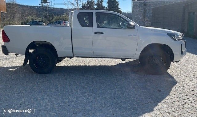 Toyota Hilux 2.4 D-4D 4WD CE CH - 5