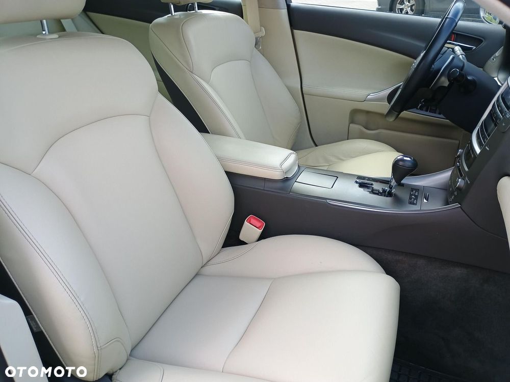 Lexus IS - 10