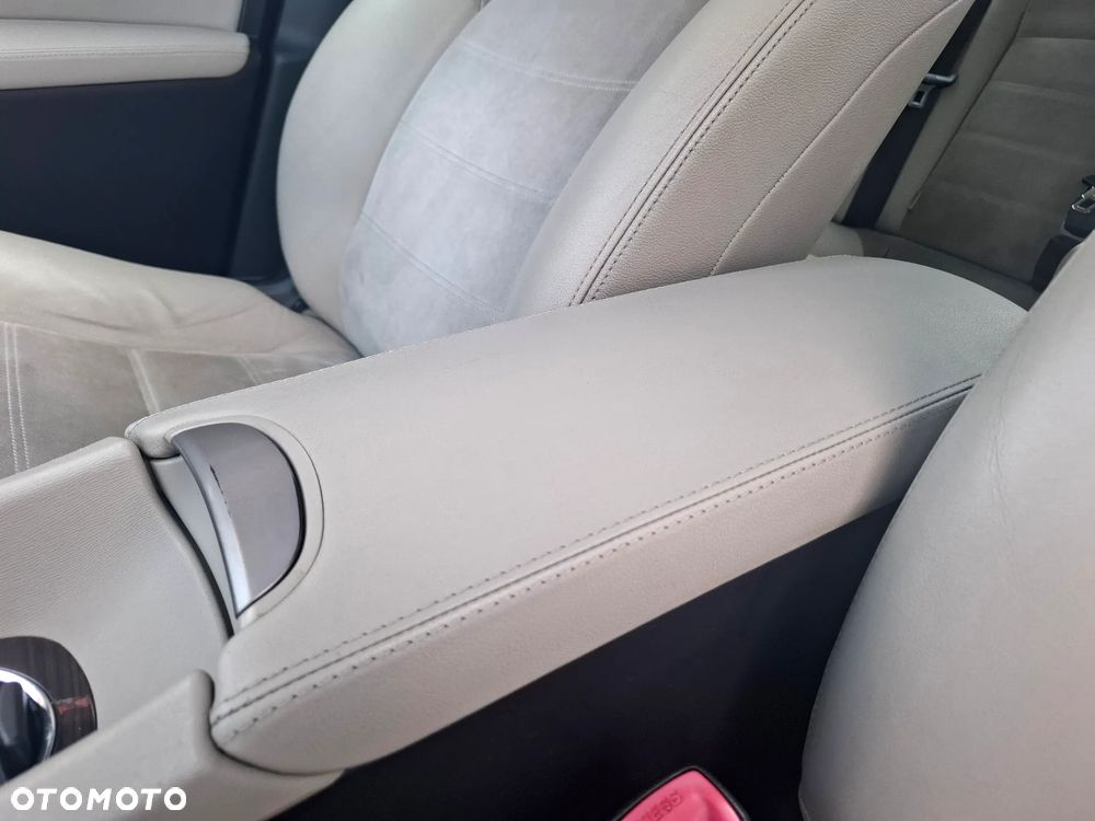 Toyota Avensis 1.8 Premium - 22