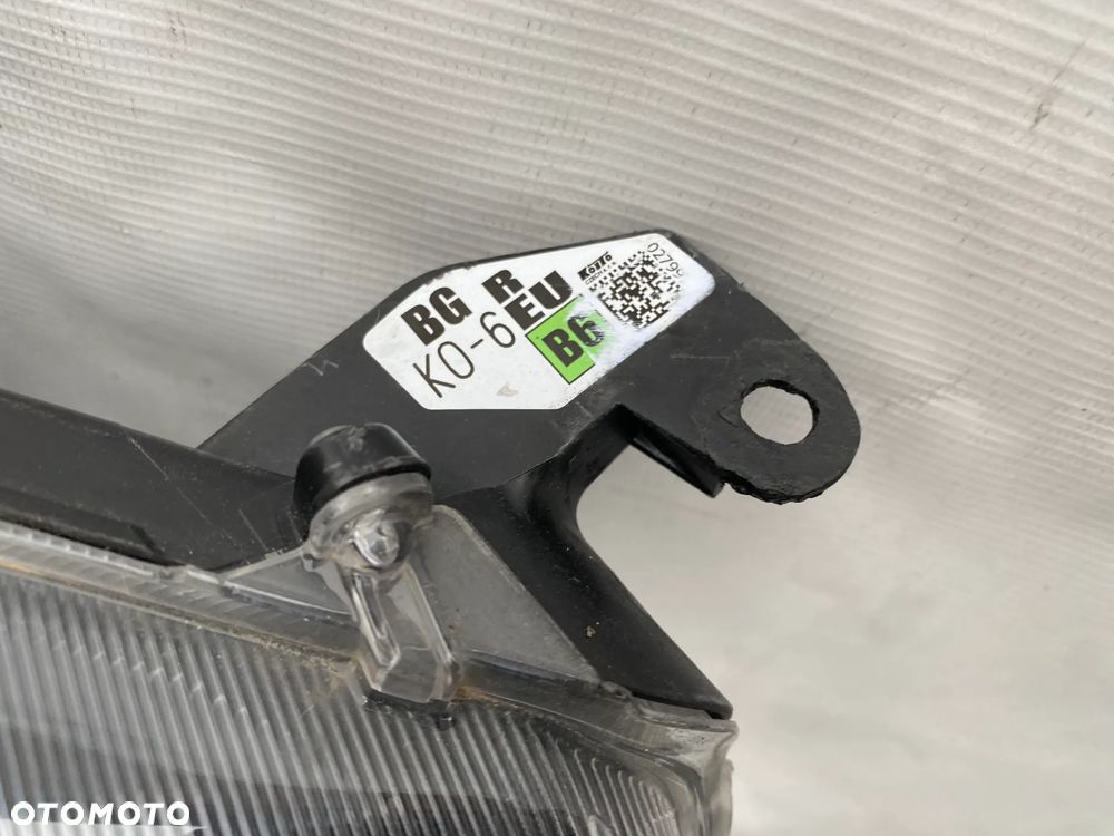 lampa yaris IV zwykły prawy eu cały - 4
