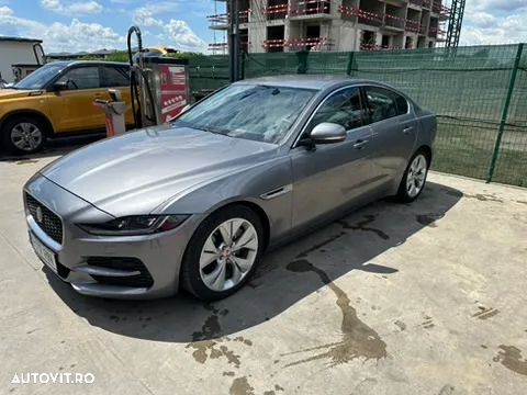 Jaguar XE D180 RWD Standard SE - 2