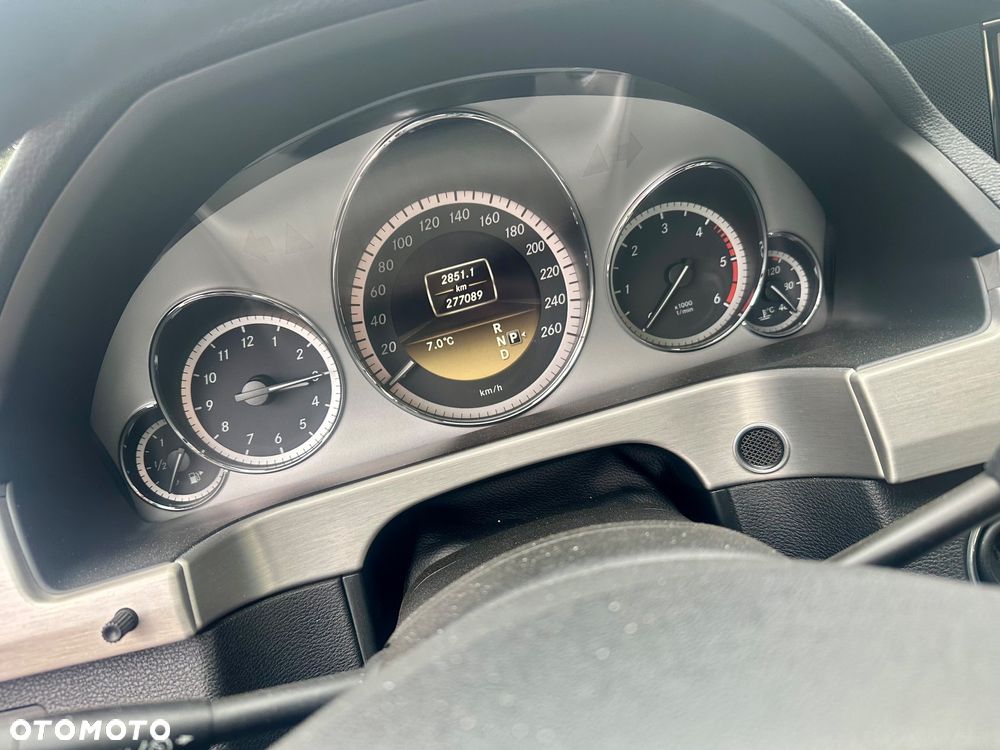 Mercedes-Benz Klasa E 300 CDI DPF BlueEFFICIENCY 7G-TRONIC Avantgarde - 14