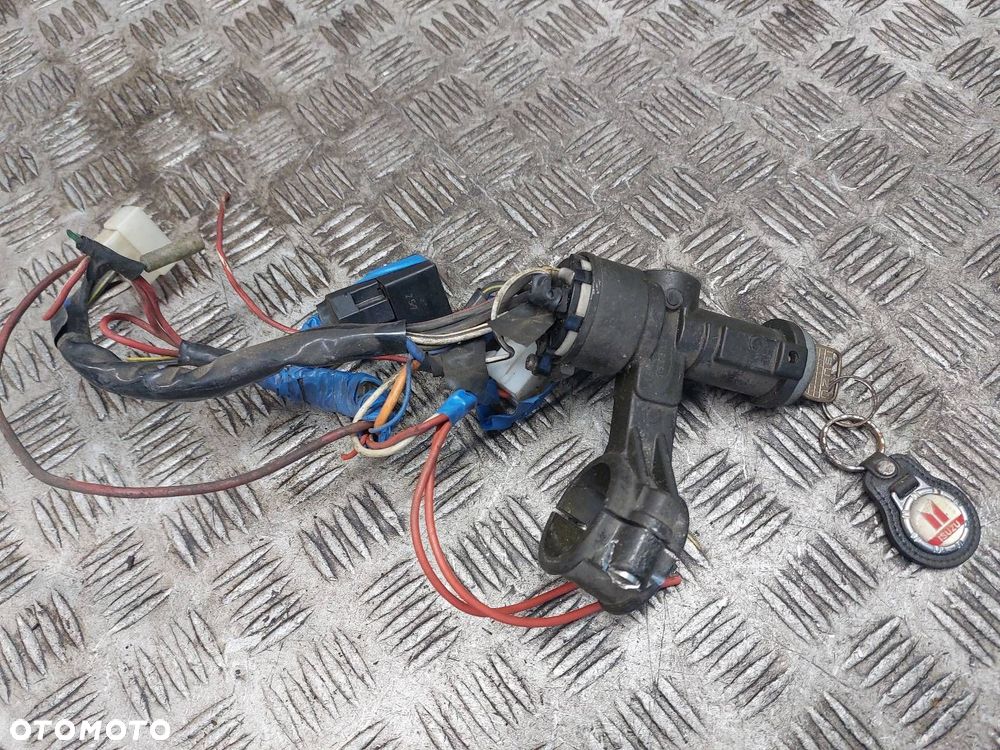 STACYJKA Z KLUCZYKIEM ISUZU TROOPER I - 3