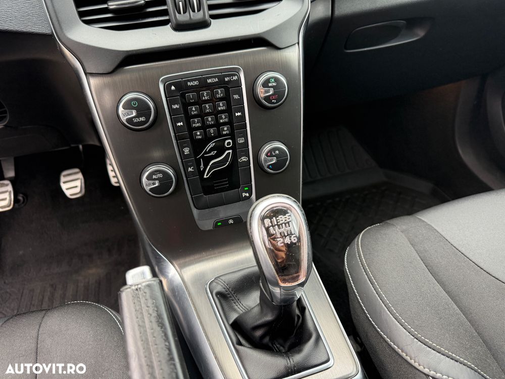 Volvo V40 Cross Country D2 Momentum - 8