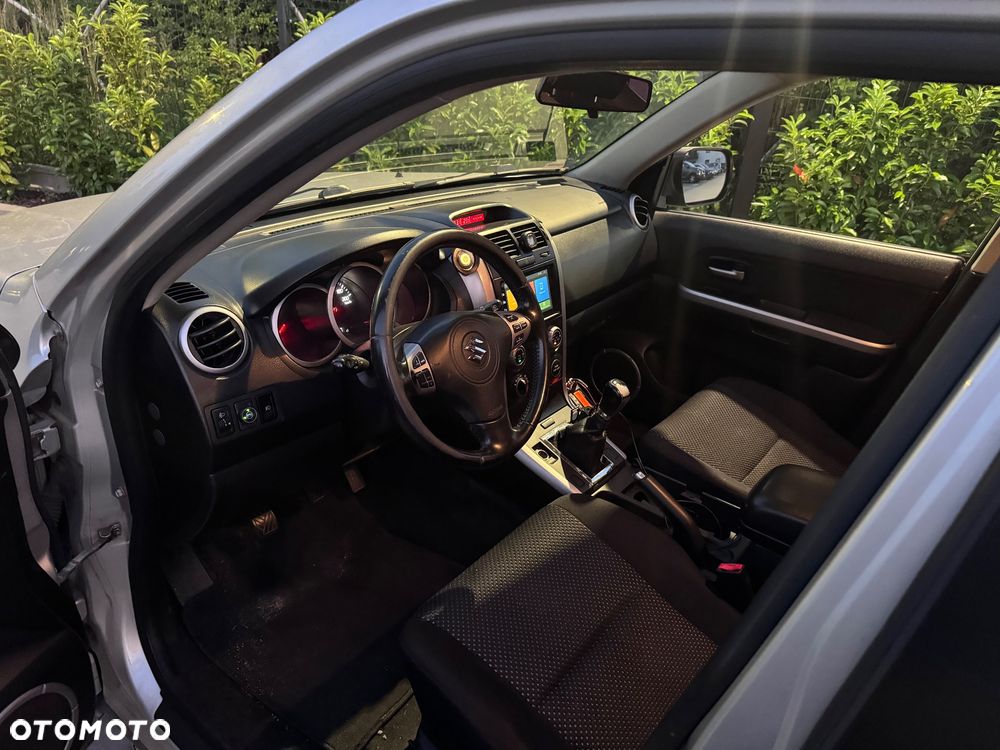 Suzuki Grand Vitara 2.0 Comfort + - 5