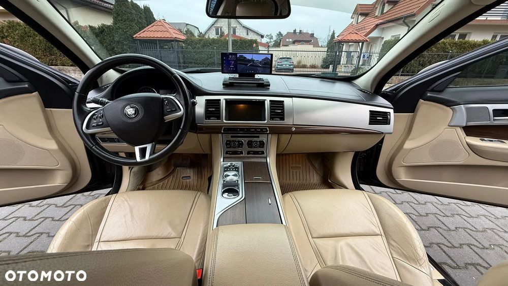 Jaguar XF 2.0 T Luxury - 18