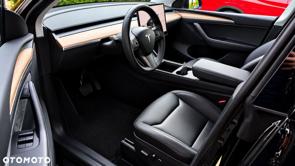 Tesla Model Y Long Range AWD - 10