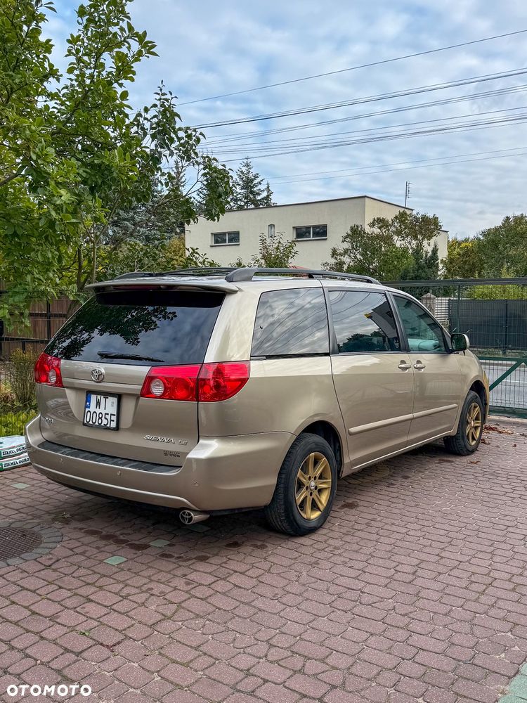 Toyota Sienna - 1