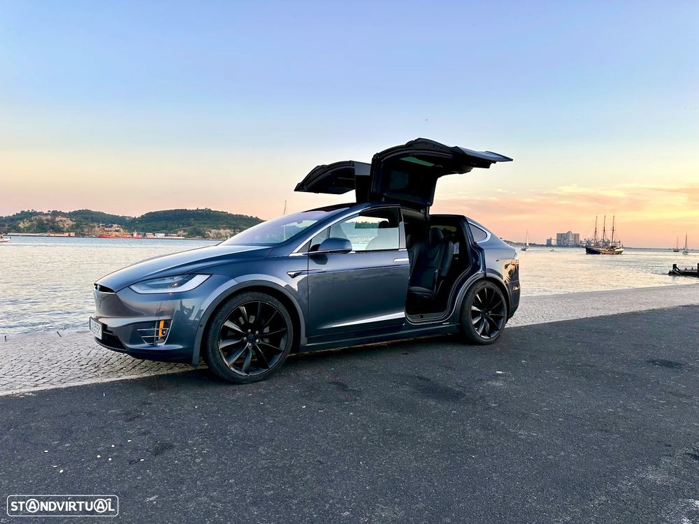 Tesla Model X - 11