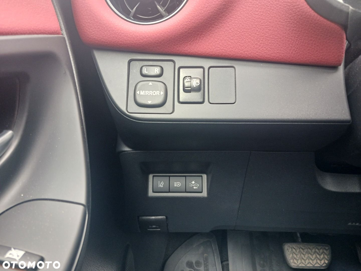 Toyota Yaris Hybrid 100 Selection - 16