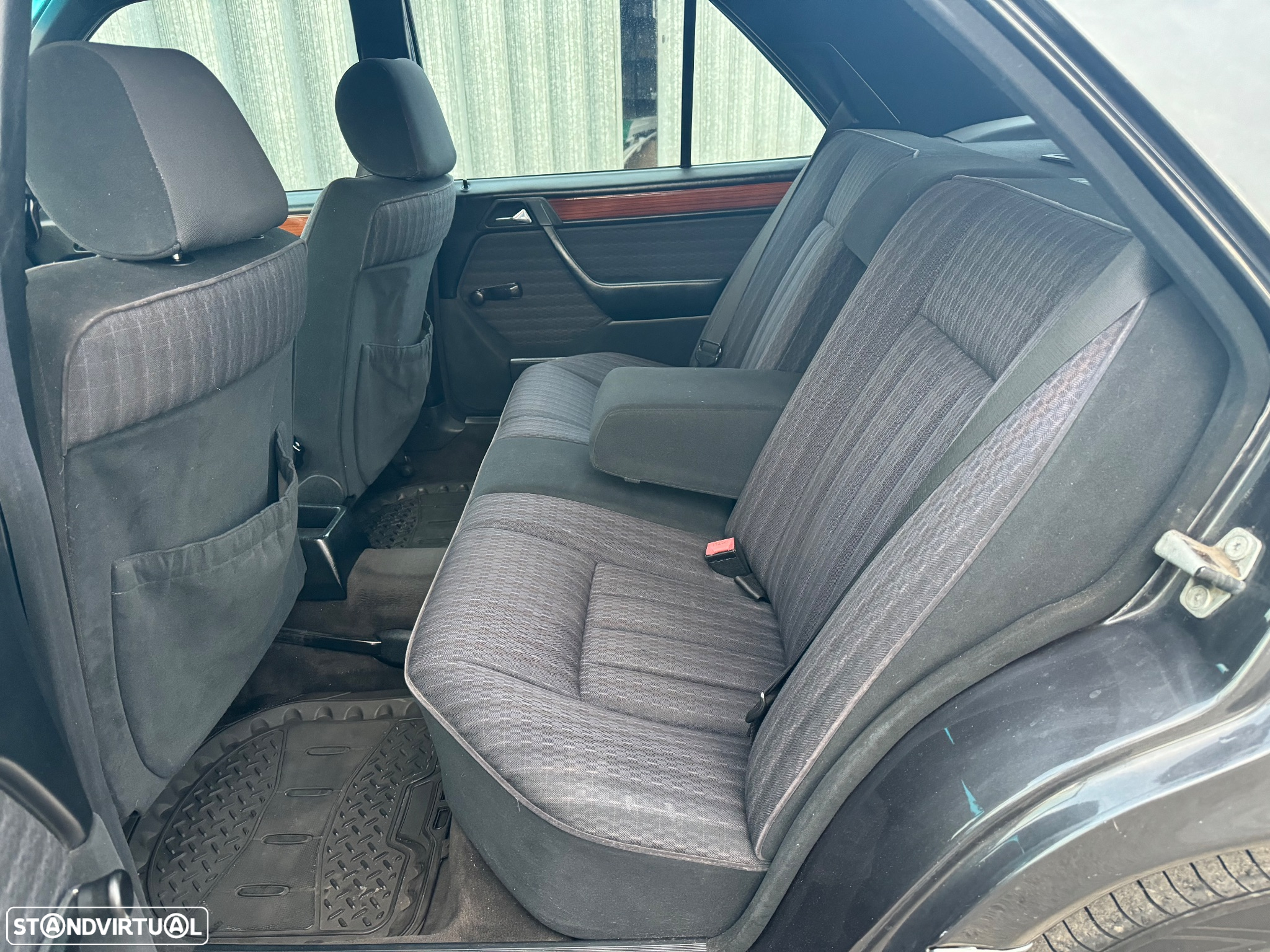 Mercedes-Benz 250 D Turbo - 13