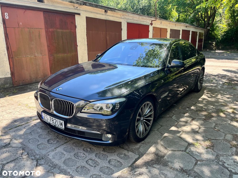 BMW Seria 7 750i - 8