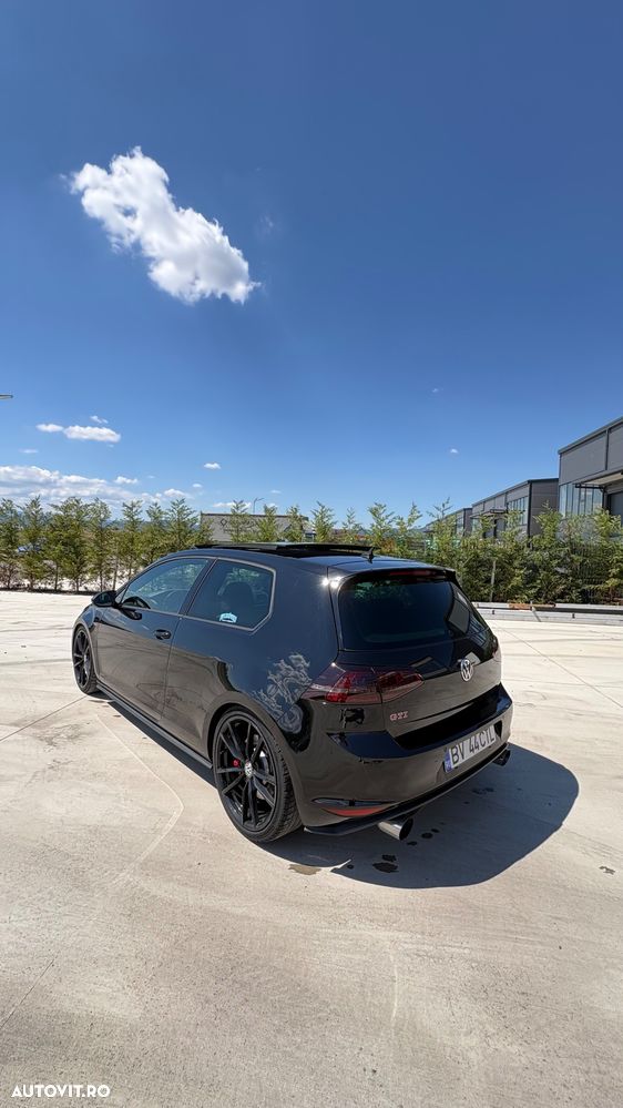 Volkswagen Golf - 1