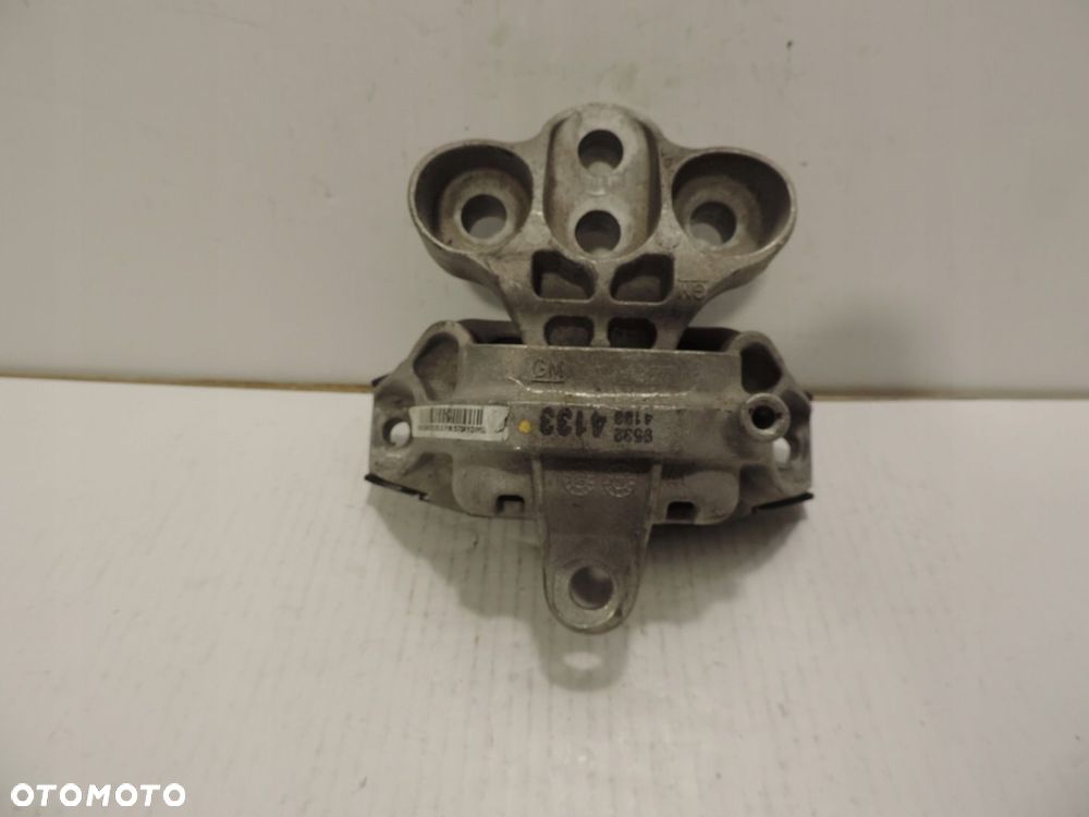 PODUSZKA LAPA SKRZYNI OPEL MOKKA 1.6 CDTI 95324133