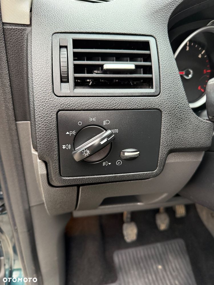 Ford Kuga 2.0 TDCi 2x4 Titanium - 30