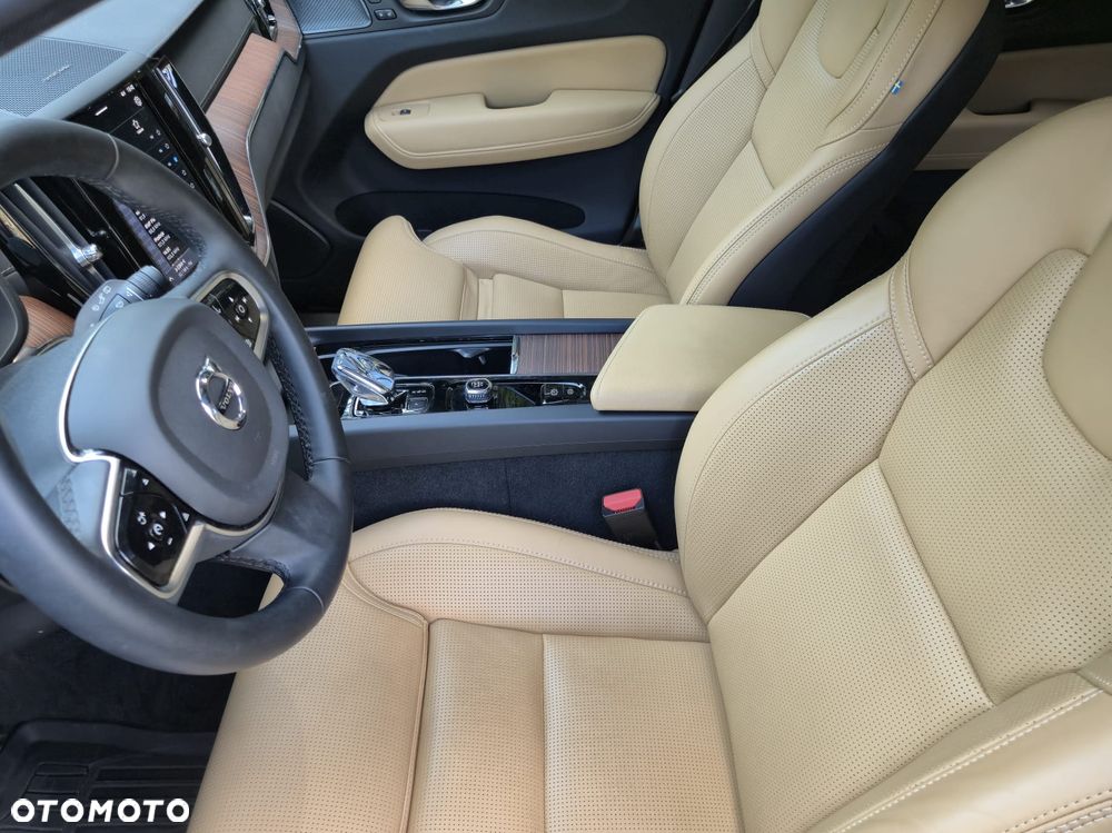 Volvo XC 60 B5 B AWD Ultimate Dark - 17