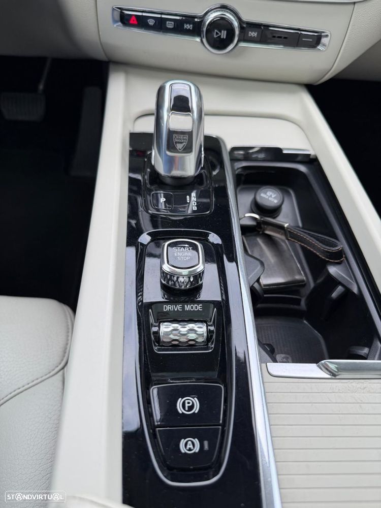 Volvo XC 60 2.0 T8 PHEV Inscription AWD - 24