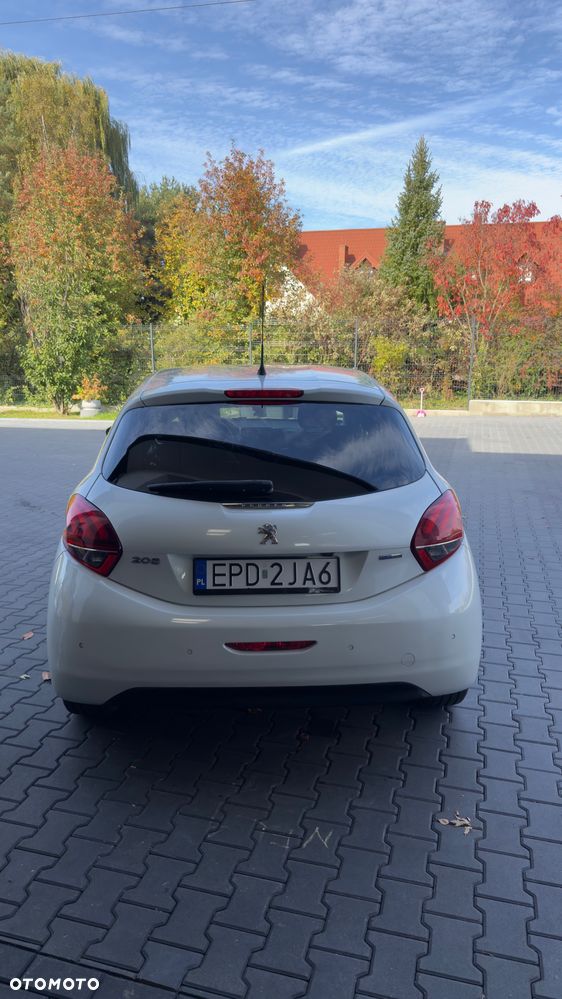 Peugeot 208 - 8