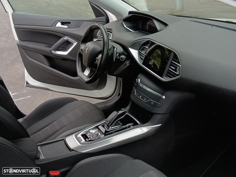 Peugeot 308 1.2 PureTech Allure EAT8 - 19