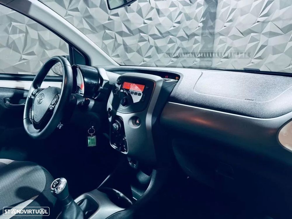 Toyota Aygo 1.0 X-Play Plus - 26