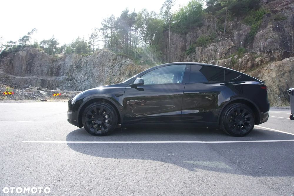 Tesla Model Y - 7