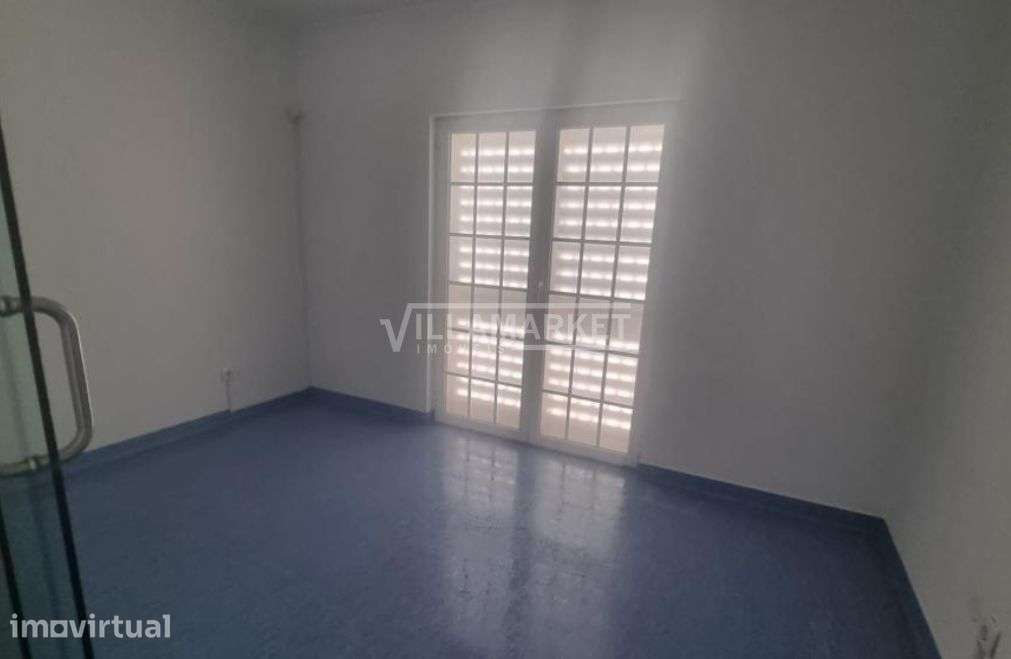 Prédio urbano da banca composto por 2 pisos situado numa zona residenc - Grande imagem: 4/16