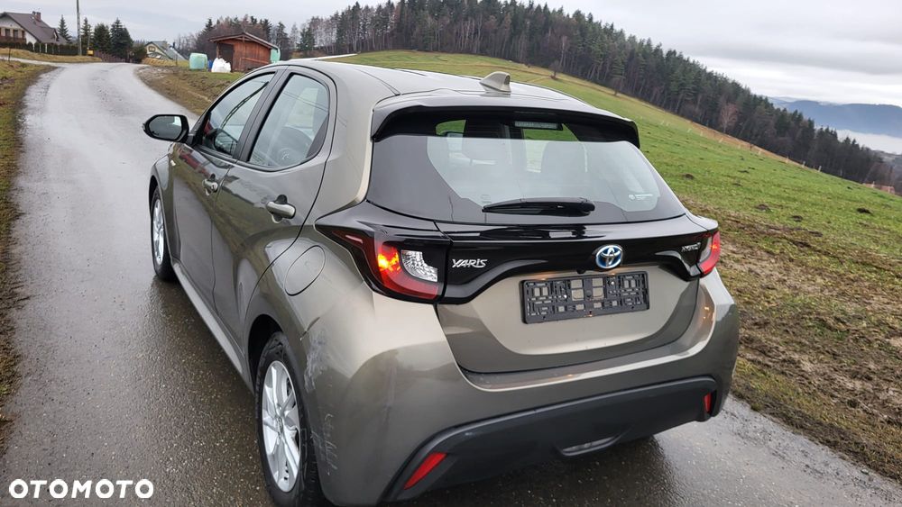 Toyota Yaris Hybrid 100 Active - 12
