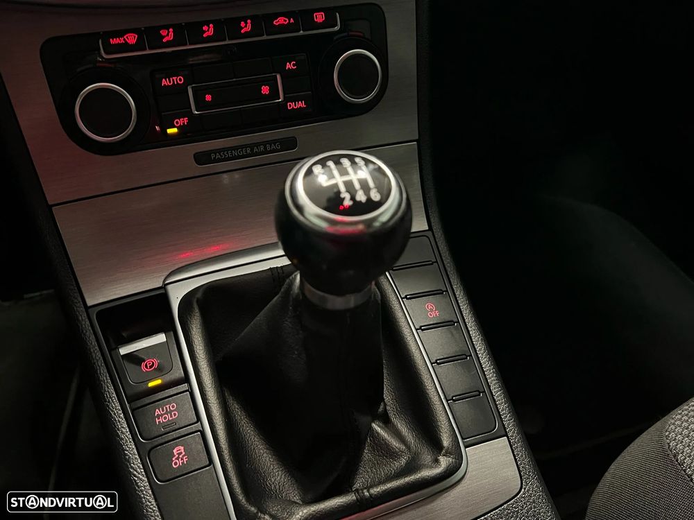 VW Passat 1.6 TDI BlueMotion - 16