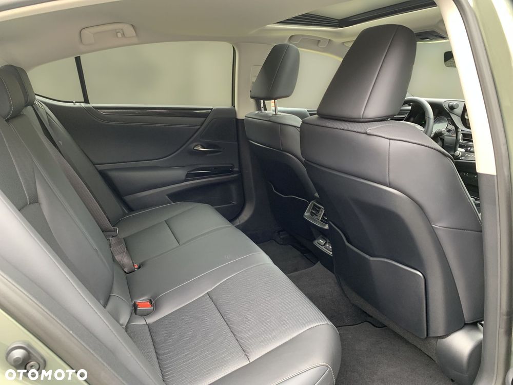 Lexus ES 300h Business Edition - 11