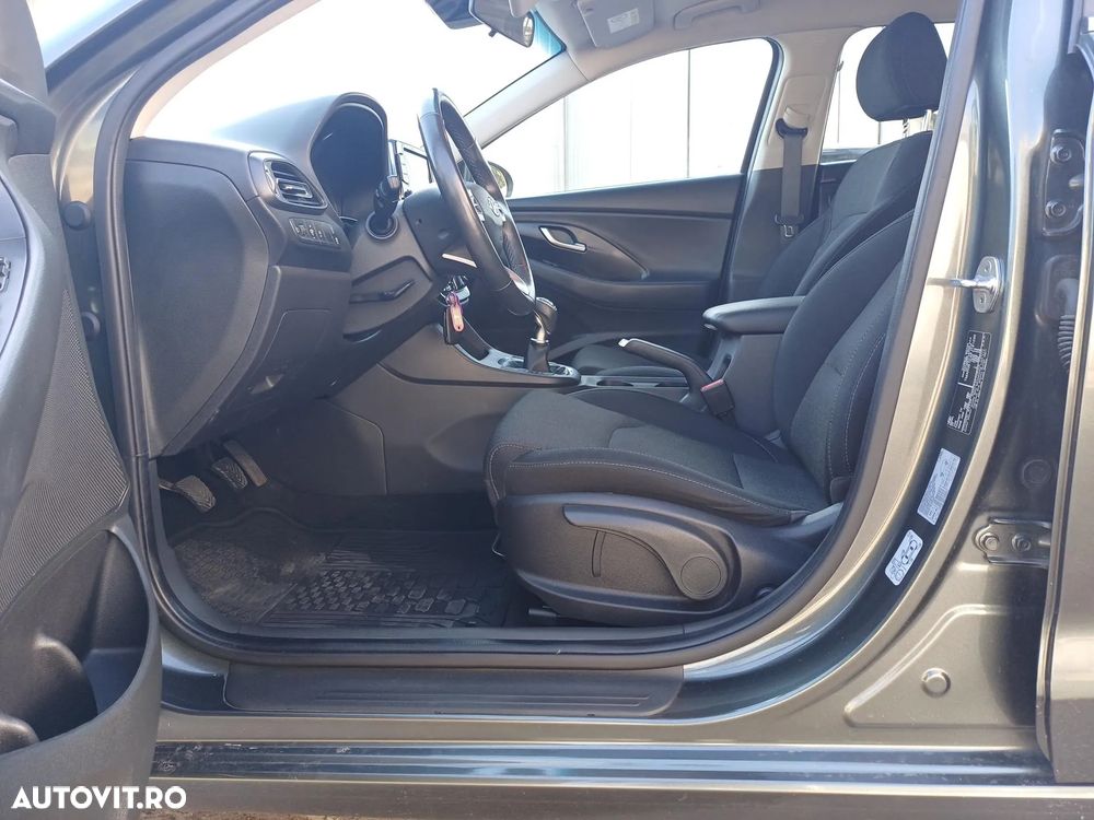 Hyundai i30 1.5 T-GDI 160CP MHEV 5DR M/T Highway - 10