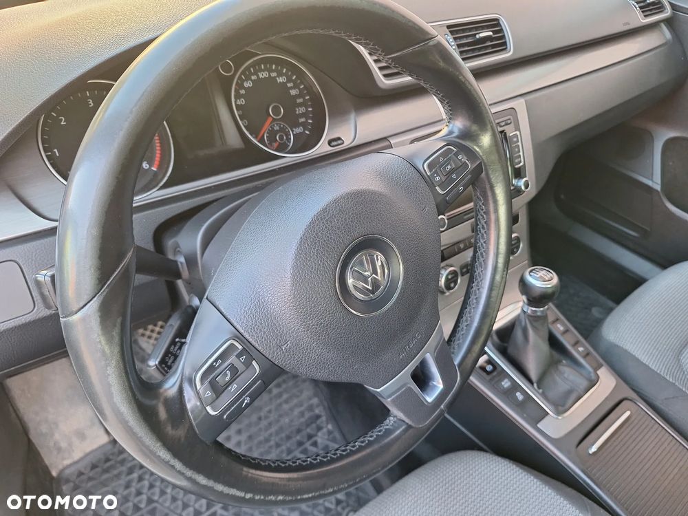 Volkswagen Passat - 13