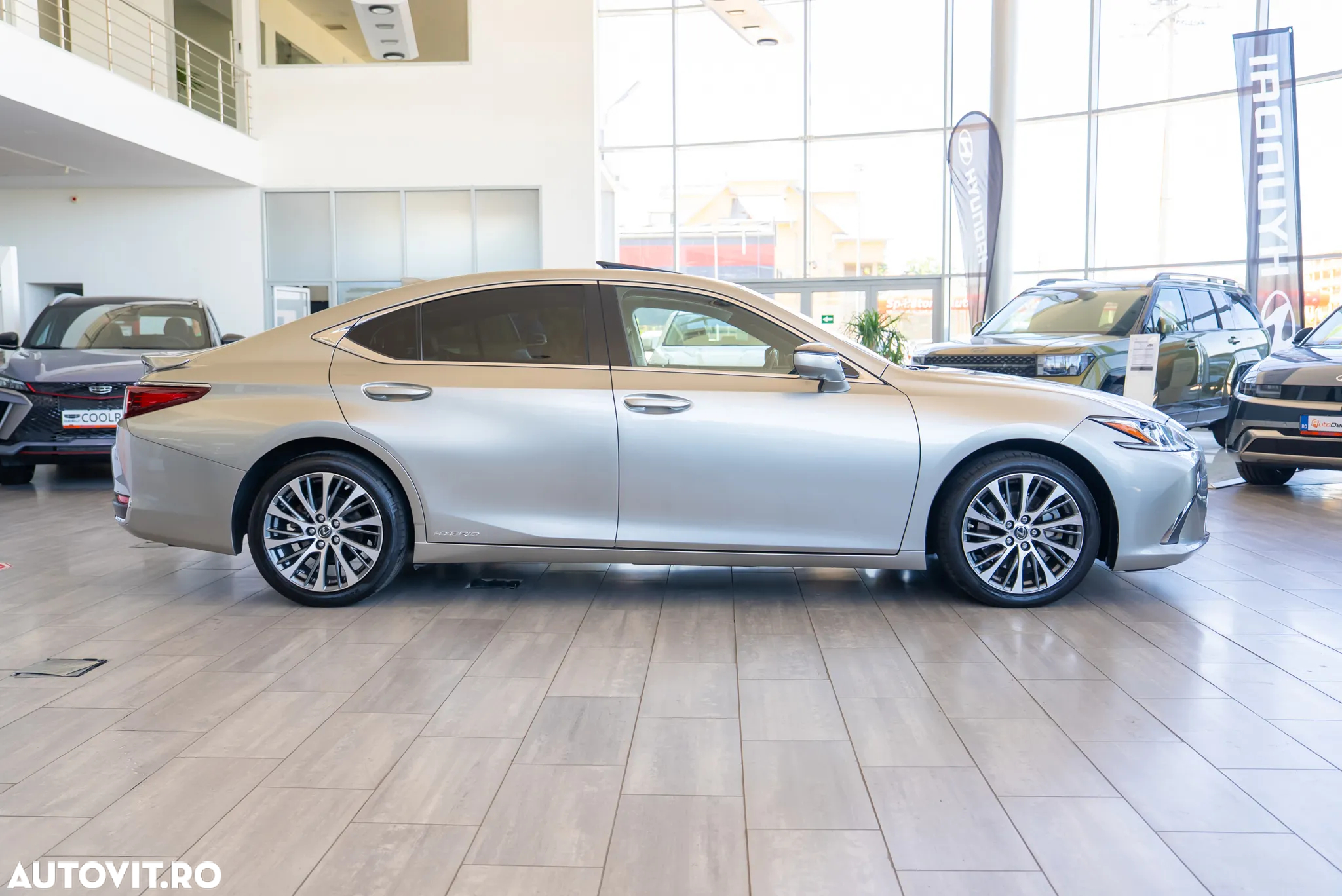 Lexus Seria ES 300h 2.5 TNGA HV 25H- 4X2 CVT Executive - 11