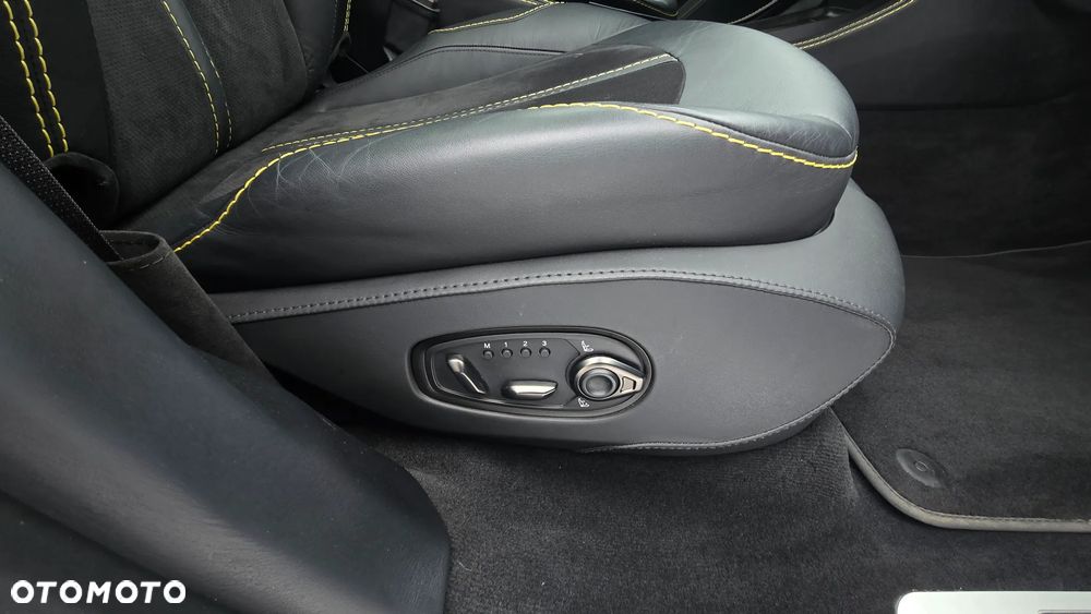 Aston Martin DBX - 15