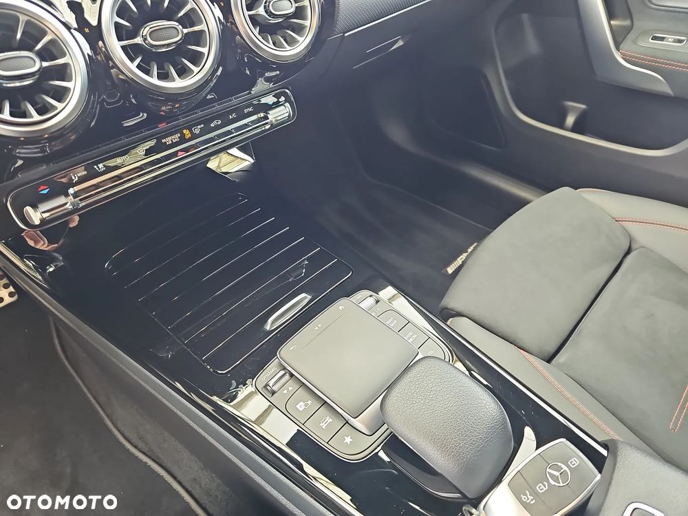Mercedes-Benz CLA 200 AMG Line 7G-DCT - 15