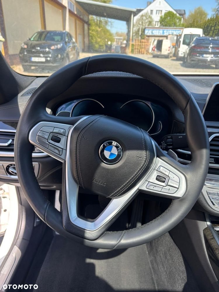 BMW Seria 7 740Li - 26