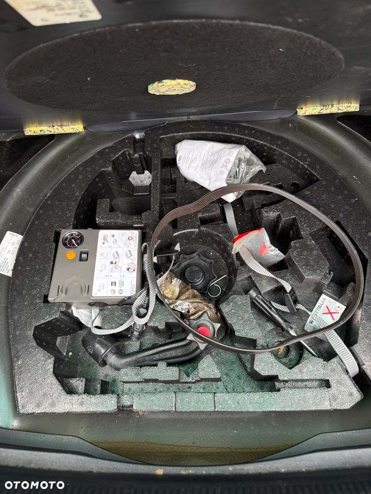 Volkswagen Golf 1.6 TDI DPF Comfortline - 29