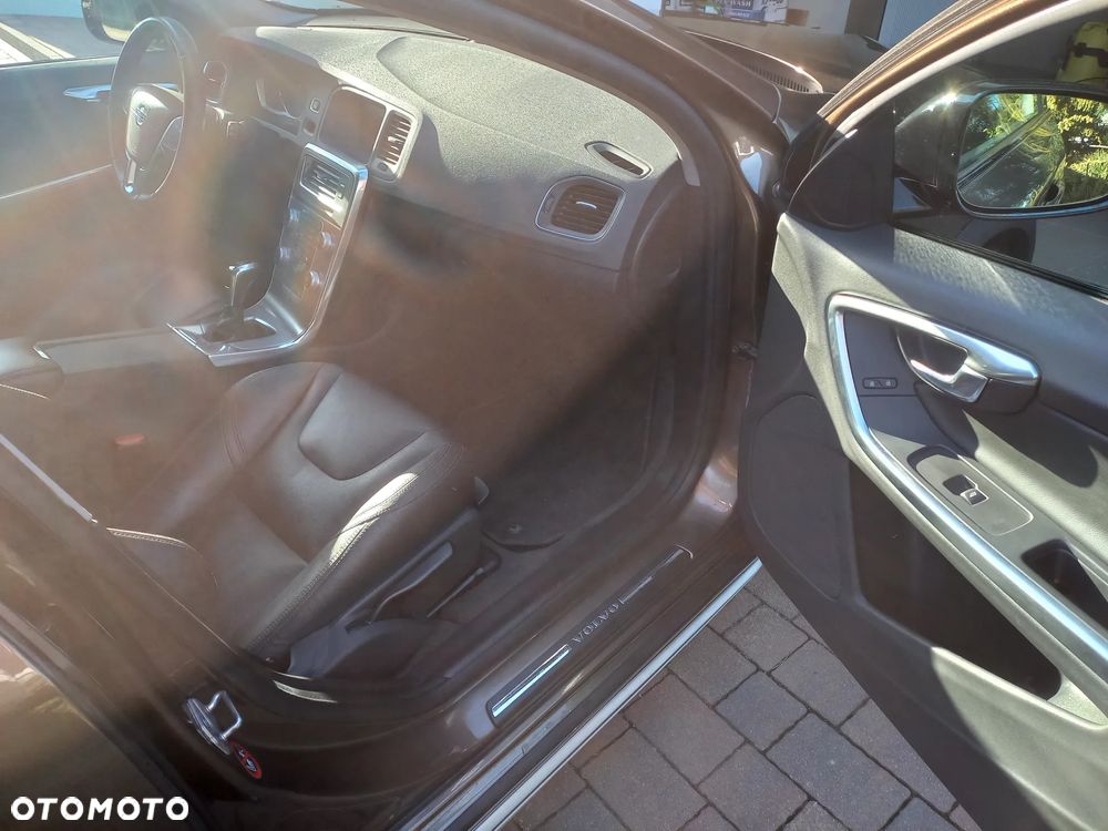Volvo V60 Cross Country D3 Drive-E Momentum - 16