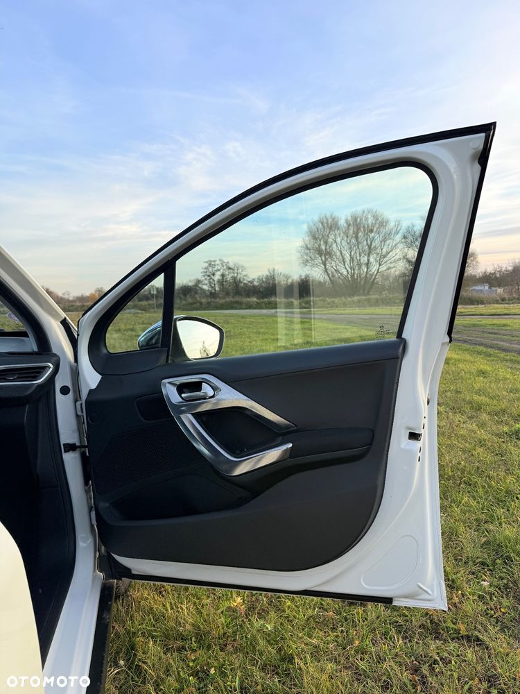 Peugeot 2008 1.2 Pure Tech Allure S&S - 10