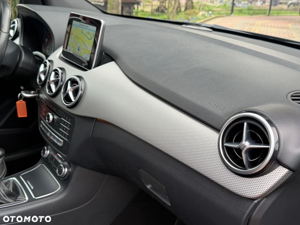Mercedes-Benz Klasa B 180 UrbanStyle Edition - 29