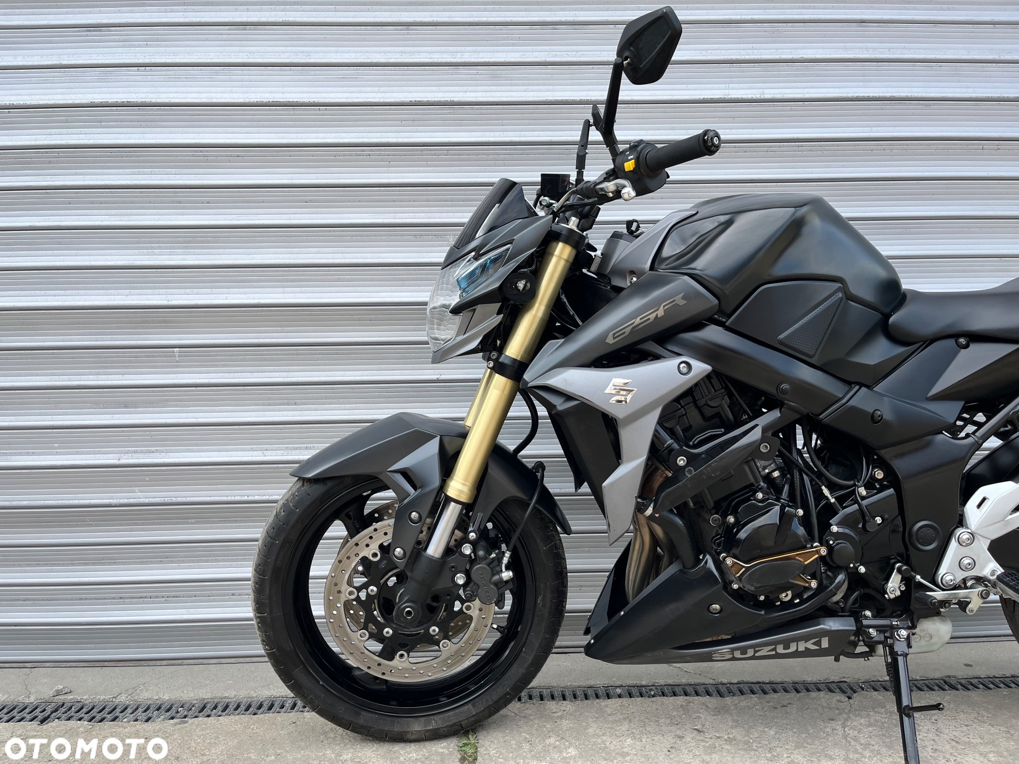 Suzuki GSR - 3