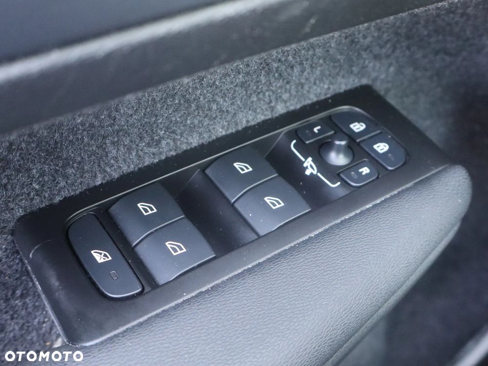 Volvo XC 40 B4 B AWD Momentum Pro - 23