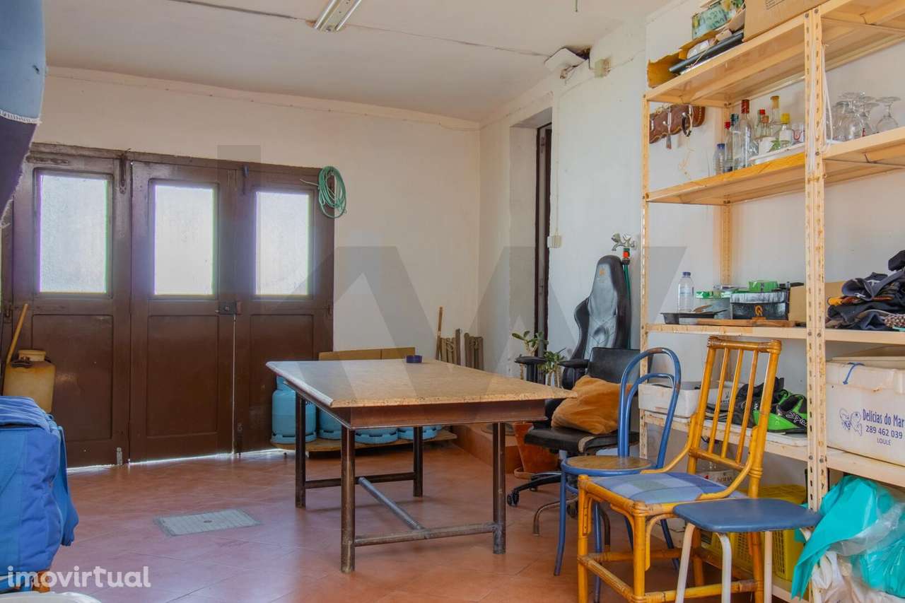 Edifício habitacional composto por 2 divisões de utilização independen - Grande imagem: 2/36