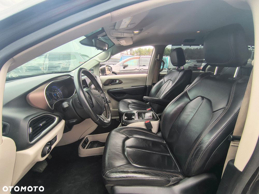 Chrysler Pacifica - 12