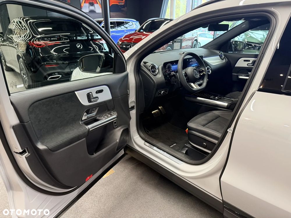Mercedes-Benz GLA - 16