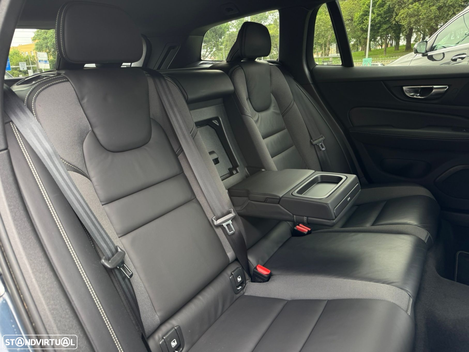 Volvo V60 2.0 D3 R-Design Geartronic - 22