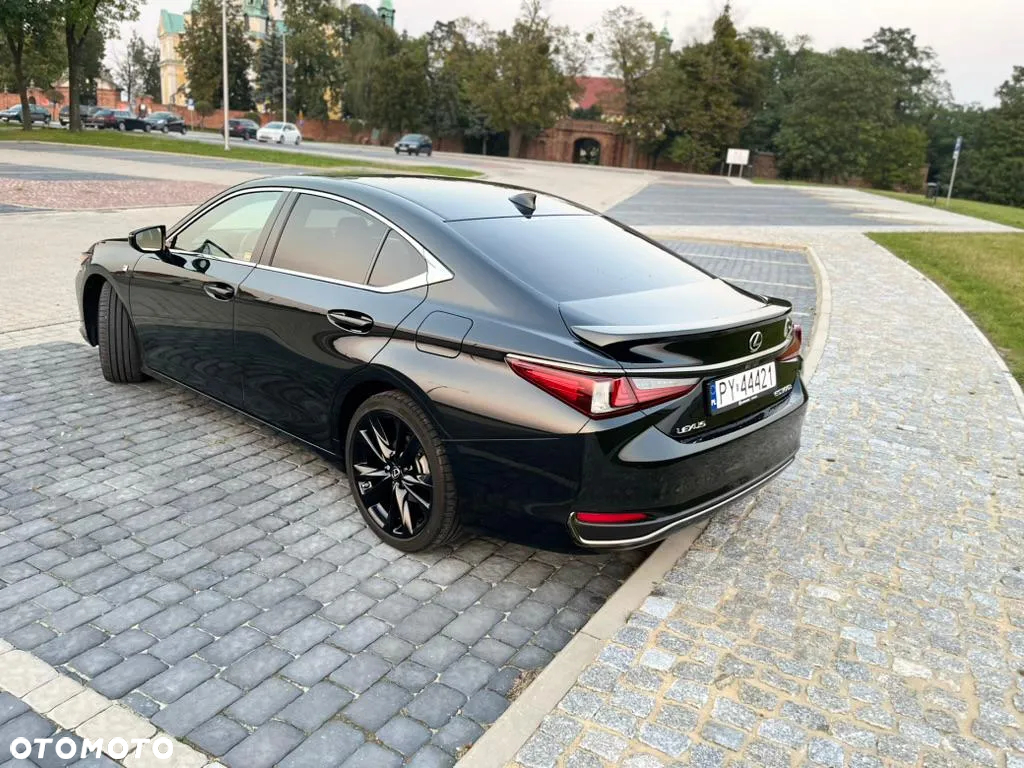Lexus ES 300h F Sport Edition - 11