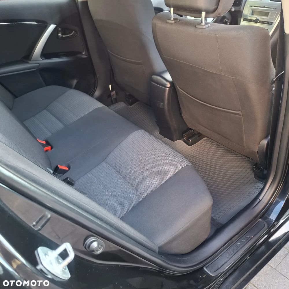Toyota Avensis - 11