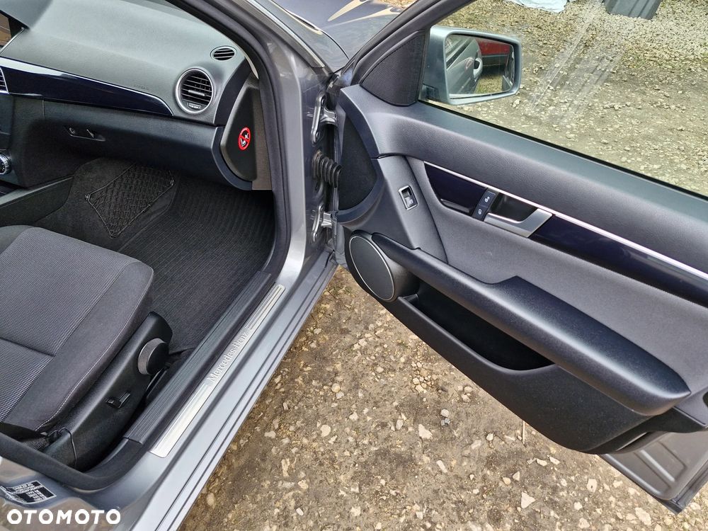 Mercedes-Benz Klasa C 180 CGI BlueEFFICIENCY Avantgarde - 28