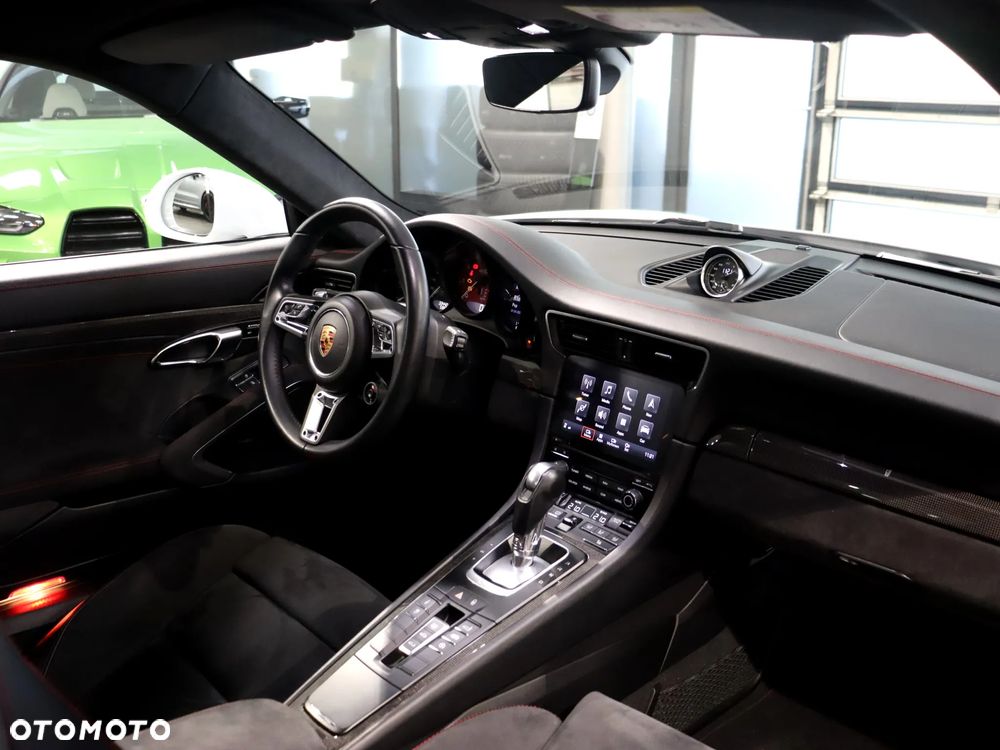 Porsche 911 Carrera 4 GTS PDK - 18