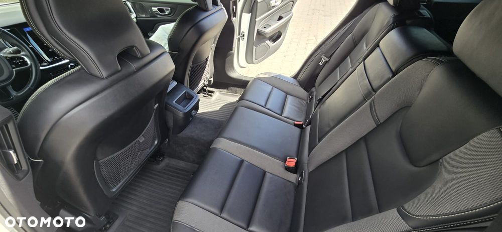 Volvo V60 B4 D R-Design - 17